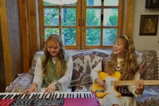 멜론매거진>멜론 사랑은 텅 빈 마음에 차오르다 어느새 기울어진 달의 모양일까? 새벽공방 [사랑은 달의 모양]