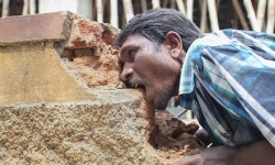 맛있는데 왜 그래? 매일 흙벽돌 먹는 남자 | 위키트리 맛있는데 왜 그래? 매일 흙벽돌 먹는 남자