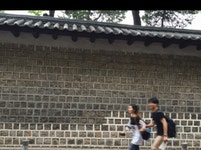 덕수궁 돌담길을 걸으면 진짜 헤어질까? 시민에게 직접 물어봤다 | 위키트리 덕수궁 돌담길을 걸으면 진짜 헤어질까? 시민에게 직접 물어봤다