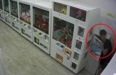 인형뽑기방 동전교환기 털어 3000만원 챙긴 10대들 | 위키트리 인형뽑기방 동전교환기 털어 3000만원 챙긴 10대들