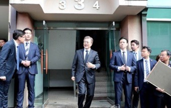 문재인 대통령, 이틀째 출근길 소통행보…저서 '운명'에 사인 | 위키트리 문재인 대통령, 이틀째 출근길 소통행보…저서 '운명'에 사인