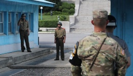 262포병대대마트 | “차마 아이들 못 보내...” 포복 자세로 귀순병 직접 데려온 대대장 | 위키트리 “차마 아이들 못 보내...” 포복 자세로 귀순병 직접 데려온 대대장