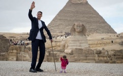 세계에서 가장 작은 여자 만난 세계에서 가장 큰 남자 (사진) | 위키트리 세계에서 가장 작은 여자 만난 세계에서 가장 큰 남자 (사진)