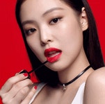 “립스틱 하나로 확 바뀐 제니” 핑크 vs 레드 뭐가 더 잘어울려?... “립스틱 하나로 확 바뀐 제니” 핑크 vs 레드 뭐가 더 잘어울려?