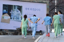 [속보] 코로나19 확진자 74명 추가…총 감염자 수 8236명 | 위키트리 [속보] 코로나19 확진자 74명 추가…총 감염자 수 8236명  