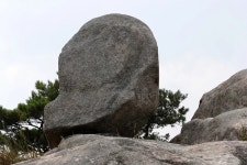 외국인 관광객들이 설악산 흔들바위를 밀어서 떨어뜨렸습니다 | 위키트리 외국인 관광객들이 설악산 흔들바위를 밀어서 떨어뜨렸습니다