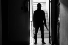 “기다렸다가…” 동양인 여성에게 염산 뿌리고 달아난 미국 남성 | 위키트리 “기다렸다가…” 동양인 여성에게 염산 뿌리고 달아난 미국 남성