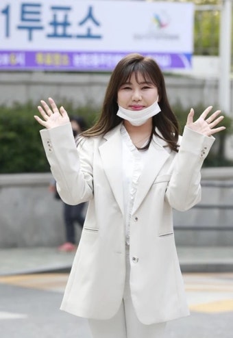 정치색 논란 불거졌던 송가인, 투표일에 '우주방어 '시전했다 | 위키트리 정치색 논란 불거졌던 송가인, 투표일에 '우주방어 '시전했다