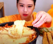 “비주얼 대박” 먹방 유튜버가 먹어서 핫해진 김치볶음밥 레시피 | 위키트리 “비주얼 대박” 먹방 유튜버가 먹어서 핫해진 김치볶음밥 레시피