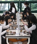 “급식 시간 말고...” 교사가 전한 학교에서 코로나 전파될 우려 있는 OO 시간 | 위키트리 “급식 시간 말고...” 교사가 전한 학교에서 코로나... 