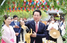 [포토]김영록 전남도지사,부처님 오신날 봉축법요식 참석 | 위키트리 [포토]김영록 전남도지사,부처님 오신날 봉축법요식 참석