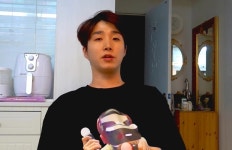 “정신 나간 디자인…” 유명 유튜버 조섭, 이런 티셔츠 만들어 논란되고 있다 | 위키트리 “정신 나간 디자인…” 유명 유튜버 조섭, 이런 티셔츠... 