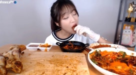 못 들었어? 쯔양 방송 중 잡힌 소름 끼치는 여자 웃음소리 (영상) | 위키트리 못 들었어? 쯔양 방송 중 잡힌 소름 끼치는 여자 웃음소리 (영상)