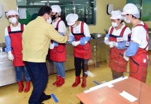 [포토뉴스] 김석준 교육감 4일 등교수업 학교현장 진행상황 점검 | 위키트리 [포토뉴스] 김석준 교육감 4일 등교수업 학교현장 진행상황 점검