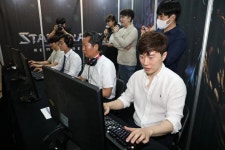 아이디가... 국회에서 스타크래프트 대결 펼치는 국회의원들 (사진) | 위키트리 아이디가... 국회에서 스타크래프트 대결 펼치는 국회의원들 (사진)