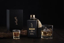 맛의 명품 증류식 소주 ‘일품진로 20년산’ | 위키트리 “딱 8000병만... 기다림으로  완성된 깊은 맛의 명품 증류식 소주 ‘일품진로 20년산’ 