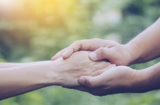 손을 꽉 잡고 있던 엄마와 딸…한순간에 생사 갈렸다 | 위키트리 손을 꽉 잡고 있던 엄마와 딸…한순간에 생사 갈렸다