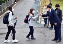[포토뉴스] 김석준 교육감, 전면 등교수업 첫날 2일 동현초서 학생맞이 | 위키트리 [포토뉴스] 김석준 교육감, 전면 등교수업 첫날 2일 동현초서... 
