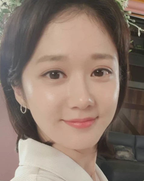 장나라, 2024 SBS 연기대상 레드카펫서 고품격 매력 발산