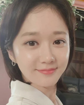 장나라, 2024 SBS 연기대상 레드카펫서 고품격 매력 발산