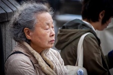 먼 곳에서 시내버스 타고 오신 할머니를 잔돈 없다고 돌려보낸 면사무소... 시내버스 타고 오신 할머니를 잔돈 없다고 돌려보낸 면사무소 신입 여직원