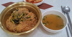 “전북 익산에 뭔가 상당히 비현실적인 국수를 파는 가게가 있습니다” | 위키트리 “전북 익산에 뭔가 상당히 비현실적인 국수를 파는 가게가... 