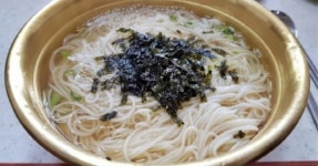 “전북 익산에 뭔가 상당히 비현실적인 국수를 파는 가게가 있습니다” | 위키트리 “전북 익산에 뭔가 상당히 비현실적인 국수를 파는 가게가... 