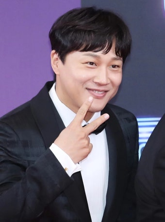 연예대상 시상자로 나섰던 조인성, 차태현과 함께 데뷔 후 최초 고정 예능 출연한다 | 위키트리 연예대상 시상자로 나섰던 조인성, 차태현과 함께...