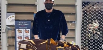 메이저리거 된 김하성, 샌디에이고 가방과 함께 '금의환향' | 위키트리 메이저리거 된 김하성, 샌디에이고 가방과 함께 '금의환향'