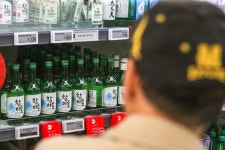 불도 안 붙겠네 소주만 마시던 사람들, 치명적인 소식 전해졌다 | 위키트리 불도 안 붙겠네 소주만 마시던 사람들, 치명적인 소식 전해졌다