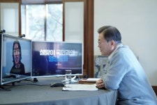 설 맞아 문재인 대통령과 카톡으로 영상통화한 배우 정체 | 위키트리 설 맞아 문재인 대통령과 카톡으로 영상통화한 배우 정체