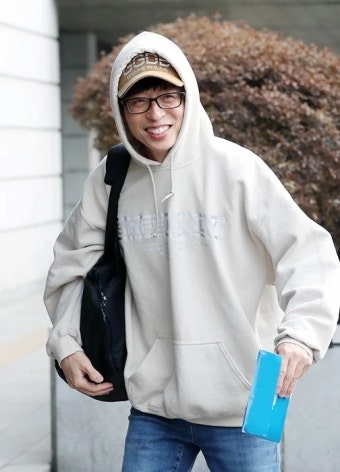 검소하기로 유명한 유재석이 최근 명품 지갑을 쓰기 시작했다 (이유) | 위키트리 검소하기로 유명한 유재석이 최근 명품 지갑을 쓰기 시작했다 (이유)