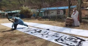 서예가 김동욱, 안중근 의사 어록 붓글씨로 쓰며 애도 | 위키트리 서예가 김동욱, 안중근 의사 어록 붓글씨로 쓰며 애도