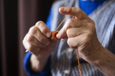 일일이 손뜨개질해서 만든 수세미 6500개를 기부한 할머니 | 위키트리 일일이 손뜨개질해서 만든 수세미 6500개를 기부한 할머니