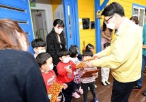 최종환 파주시장, 시청 어린이집 찾아 깜짝기념품 전달 | 위키트리 최종환 파주시장, 시청 어린이집 찾아 깜짝기념품 전달