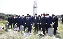  구충곤 군수 “오월 ‘주먹밥’의 따뜻한 공동체로 코로나 극복” | 위키트리  구충곤 군수 “오월 ‘주먹밥’의 따뜻한 공동체로 코로나 극복”