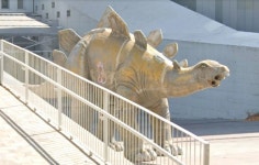 “조형물 안에서 악취”... 공룡 다리 속에서 발견된 39세 남성 시신 (영상) | 위키트리 “조형물 안에서 악취”... 공룡 다리 속에서 발견된 39세... 