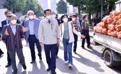 [포토]이용섭 광주시장, 각화동 농산물 도매시장 현장 방문 | 위키트리 [포토]이용섭 광주시장, 각화동 농산물 도매시장 현장 방문