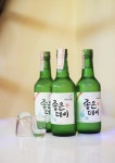 “다들 놀라지 마세요. 소주에도 민트초코 맛이 출시됩니다” | 위키트리 “다들 놀라지 마세요. 소주에도 민트초코 맛이 출시됩니다”