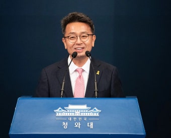 '1급 공무원' 박성민 논란에 “남자면 괜찮냐”라고 말한 청와대 정무수석 | 위키트리 '1급 공무원' 박성민 논란에 “남자면 괜찮냐”라고 말한...