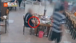 고깃집서 음식에 자기 다리털을 넣는 장면이 CCTV에 적나라하게 찍혔다 | 위키트리 고깃집서 음식에 자기 다리털을 넣는 장면이 CCTV에... 