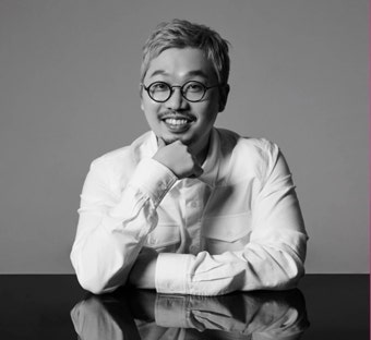 방탄소년단 소속사에 연수입 400억인 '일반 직원'이 있었다, 이... 방탄소년단 소속사에 연수입 400억인 '일반 직원'이 있었다, 이 사람이다 (사진)