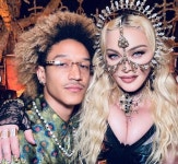 가수 마돈나의 믿기지 않는 최근 사진이 공개됐다 (feat. 64세) | 위키트리 가수 마돈나의 믿기지 않는 최근 사진이 공개됐다 (feat. 64세)