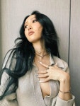 “오늘 노브라...” 어깨 잡아당기자 얼떨결에 고백한 걸그룹 멤버 | 위키트리 “오늘 노브라...” 어깨 잡아당기자 얼떨결에 고백한 걸그룹 멤버 