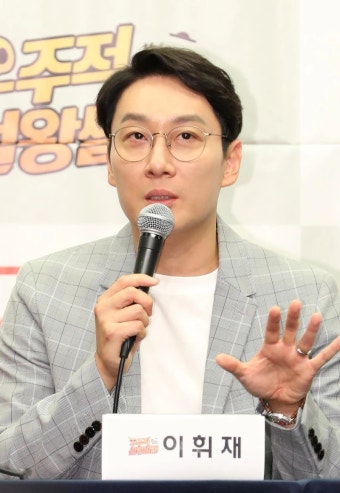 어린 장원영조차 정색…“진짜 무례하다”고 난리 난 이휘재 시상식... 어린 장원영조차 정색…“진짜 무례하다”고 난리 난 이휘재 시상식 행동...