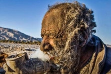 70년 가까이 안 씻고 썩은 동물 사체만 먹은 남성... 정말 엄청난 근황 전해졌다 | 위키트리 70년 가까이 안 씻고 썩은 동물 사체만 먹은 남성...... 