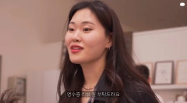 유튜브서 유명한 11년차 장수 커플, 이번엔 미용실 상황극 도전했다 (영상) | 위키트리 유튜브서 유명한 11년차 장수 커플, 이번엔 미용실... 