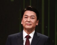 결국 여론조사 방식 단일화 제안한 안철수… 윤석열 “고민해보겠지만 아쉬워” | 위키트리 결국 여론조사 방식 단일화 제안한 안철수... 
