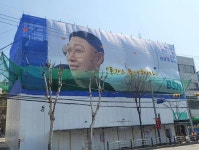 “연희동 도로변에 공사 중인 이 건물, 스윙스 얼굴이 새겨져 있습니다” | 위키트리 “연희동 도로변에 공사 중인 이 건물, 스윙스 얼굴이... 
