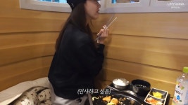 휴게소에서 식사하던 윤아, 사람들이 못 알아보자 보인 반응 (영상) | 위키트리 휴게소에서 식사하던 윤아, 사람들이 못 알아보자 보인 반응 (영상)